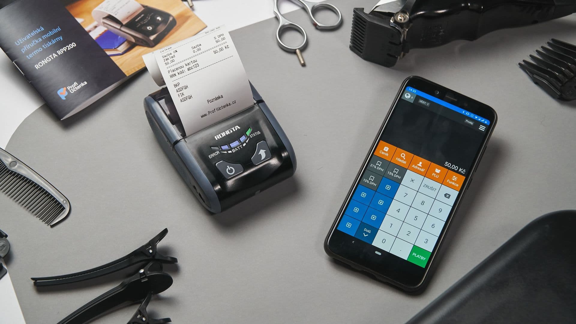 Maquininha de cartão e celular com calculadora sobre a bancada de uma barbearia