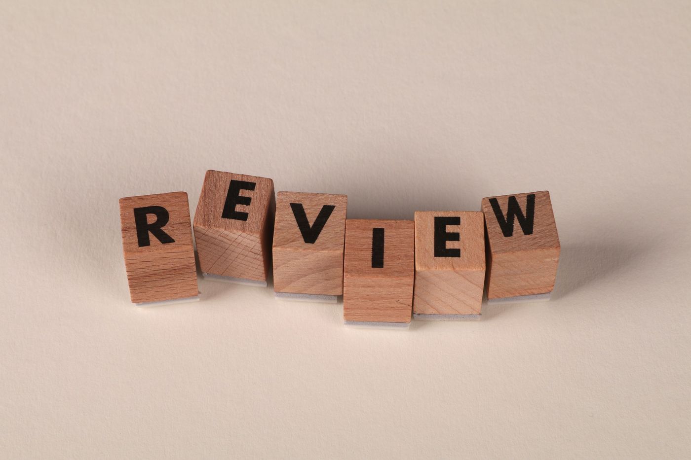 Blocos de madeira com letras a formar a palavra Review